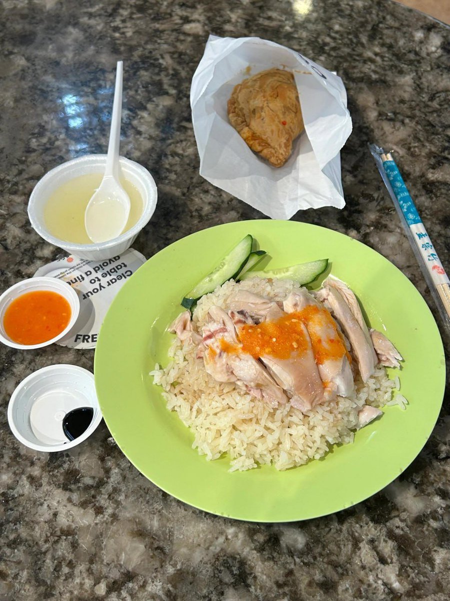 '🍚🐔 Simple, yet so delicious – Hainanese chicken rice always hits the spot! #Foodie #ComfortFood 😋🥢