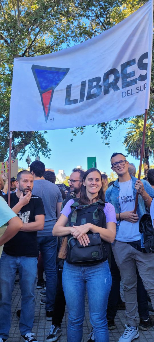 SofiBottoLDS's tweet photo. Abrazo colectivo a la Educación Pública. Porque es nuestra, porque es orgullo nacional y valor frente al mundo. Universidad de lxs trabajadores 💙❤️ https://t.co/blPMKtfNdj