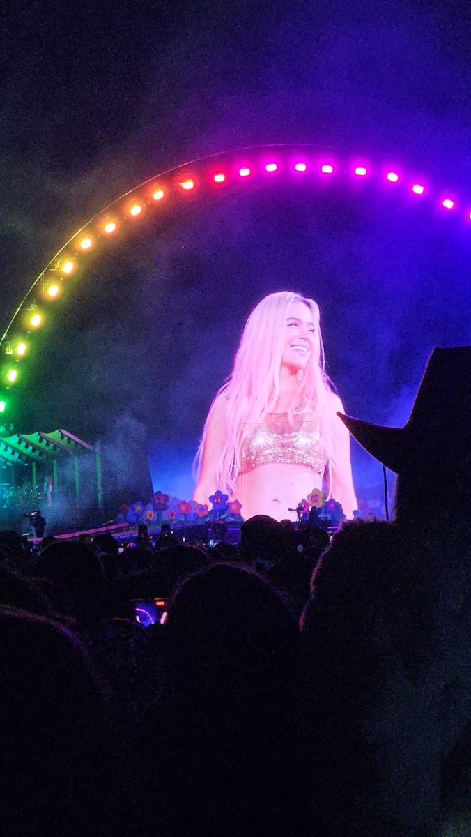 Katalinnasg's tweet photo. Que bendición haber podido asisitir al showm DIOSA, HERMOSA, HUMANA🩷🌸🌈 https://t.co/HVtIxByTqZ