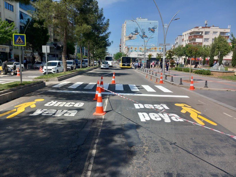 Hadi T.C tabelası ile şov yapıp arapça tabela avına çıkan CHP’liler yoruma bekliyorum sizleri. Yer📍Batman yaya yolu,