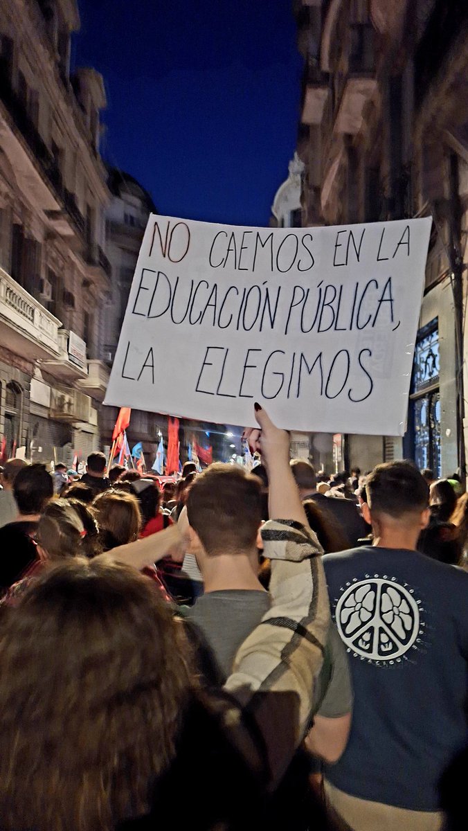 LSamcini98's tweet photo. No subestimen a las fuerzas del suelo!
#YoVoy #MarchaUniversitaria #Argentina #EducacionPublicaSiempre https://t.co/N7kQ59qR05