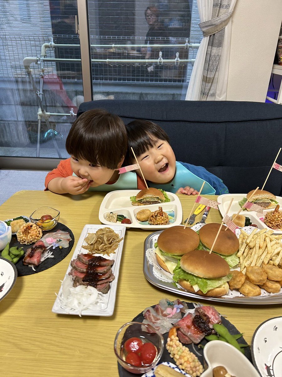 ay_hay_a's tweet photo. きのう長男誕生日でした😘長男の希望もあり今年はハンバーガー🍔

おめでとう🎉 https://t.co/jhvnrrKHyl