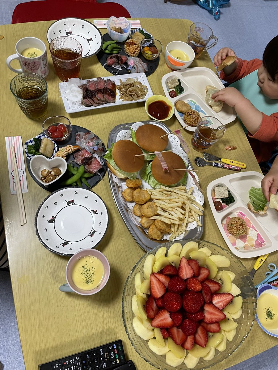 ay_hay_a's tweet photo. きのう長男誕生日でした😘長男の希望もあり今年はハンバーガー🍔

おめでとう🎉 https://t.co/jhvnrrKHyl