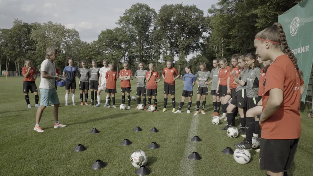 Interview mit Regisseurin <a href="/kademiwe/">Karin de Miguel Wessendorf</a> „Ich wollte die Geschichte dieser Mädchen unbedingt erzählen“
#mädchenfussball #frauenfussball #gleichstellung #Empowerment 

choices.de/kicken-wie-ein…