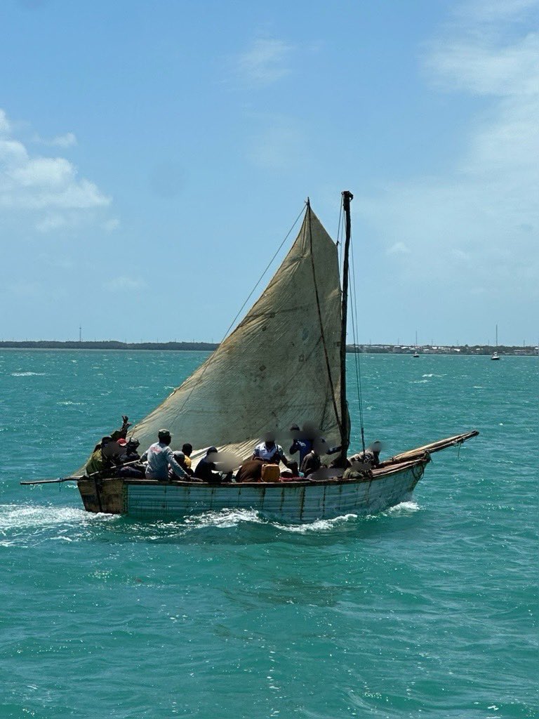 #ÚltimaHora | Este martes llegaron 18 balseros cubanos a Cayo Largo, en Florida. Los migrantes desembarcaron en una isla deshabitada y fueron rescatados y atendidos #FloridaKeys.