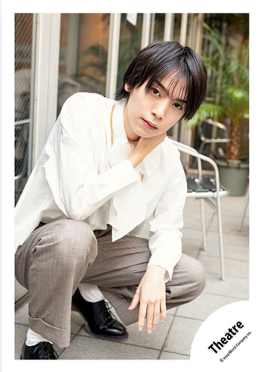 阿達慶さん、黒縁眼鏡をかけて私服を着ている時の図書室の片隅で一人