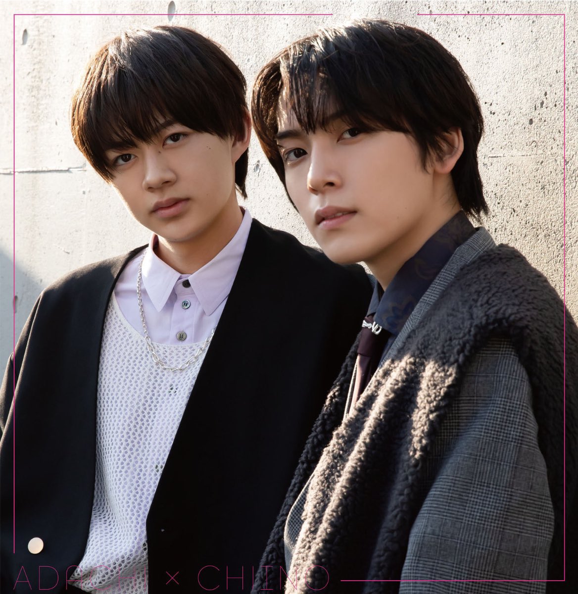 阿達慶さん、黒縁眼鏡をかけて私服を着ている時の図書室の片隅で一人