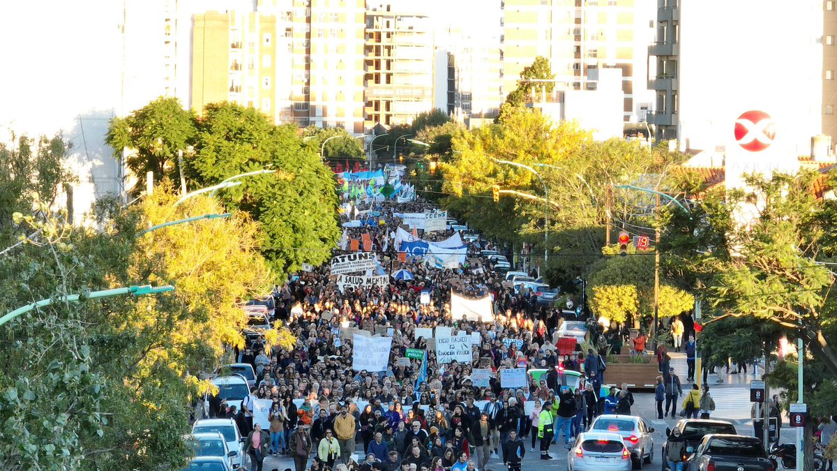 grsimari's tweet photo. La Universidad Nacional del Sur, la Fac. Reg. de la UTN, la UPSO: Universidad Provincial del Sudoeste y toda Bahía Blanca respondiendo a la convocatoria. Muy ORGULLOSO de haber estado y haber sentido el respeto por la nuestras casas de estudios y la educación pública. https://t.co/apBpsYXStM