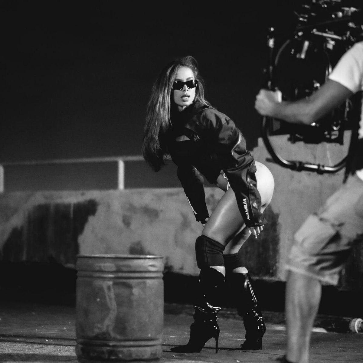 AnittaSpaceC's tweet photo. Novo click de @Anitta nos bastidores da gravação do videoclipe de "GRIP". 🍑 https://t.co/zXv0n8KYzl