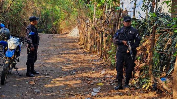 La #GuerraContraPandillas se ejecuta en los cantones de Jiquilisco, Usulután, con los patrullajes de la Policía Rural.

Buscamos a todo delincuente que aún huye de la justicia.