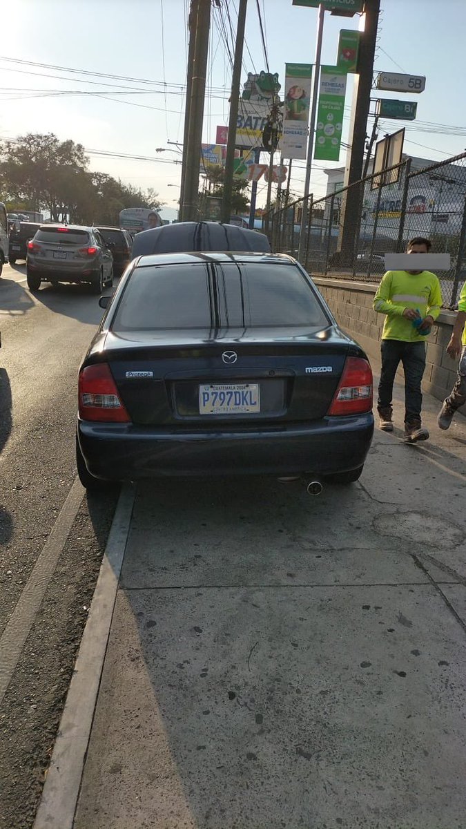 Vehículo con averías mecánicas en tramo de Calzada Roosevelt 37 avenida zona 7

Coordinan grúa 

#TransitoGT #TraficoGT #PMTGuatemala #InformacionGT #NoticiaGT #AmilcarMontejo #VialGT #MovilidadGT