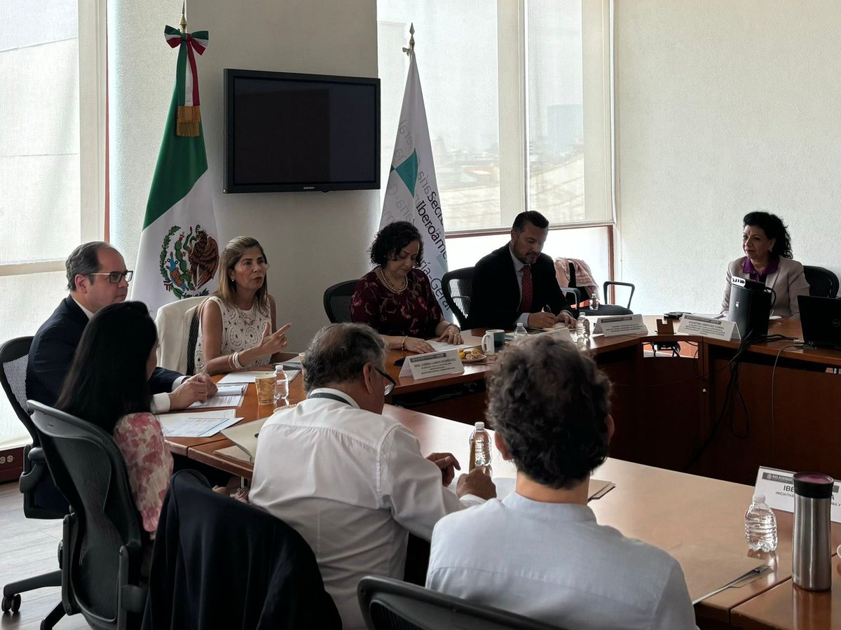 LorenaLariosR's tweet photo. En @SRE_mx nos reunimos con @AMEXCID, #DGOMRA y los representantes de instituciones mexicanas en los Programas, Iniciativa y Proyectos Adscritos de la #Cooperación Iberoamericana @SEGIBdigital. Los PIPAS son el alma y rostro de nuestro trabajo. https://t.co/ys7rWXTvBZ