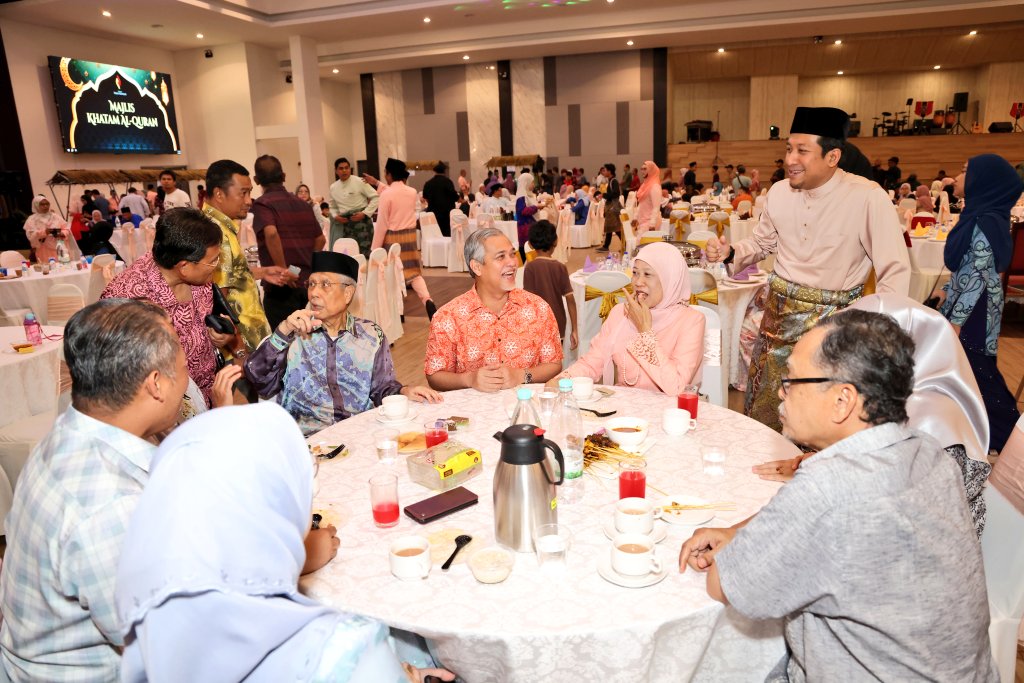 NajwanHalimi's tweet photo. 21 April 2024

Sekitar majlis Rumah Terbuka Aidilfitri DUN Kota Anggerik 2024 yang diadakan di Dewan Raja Muda Musa, Seksyen 7 Shah Alam.

Alhamdulillah, majlis berjalan lancar dengan sambutan yang cukup luar biasa! Dianggarkan lebih 5,000 orang tetamu hadir memeriahkan majlis.

Terima kaseh saya ucapkan kepada semua yang hadir. Semoga Allah SWT memperkukuh dan mengeratkan lagi silaturahim di antara kita.

Sekalung penghargaan turut saya zahirkan kepada semua yang terlibat menjayakan majlis ini khususnya para pegawai dan petugas dari Pusat Khidmat Masyarakat DUN Kota Anggerik, Pejabat EXCO Belia, Sukan & Keusahawanan Negeri Selangor, Majlis Sukan Negeri Selangor, Yayasan Hijrah Selangor dan Darul Ehsan Facilities Management Sdn. Bhd.