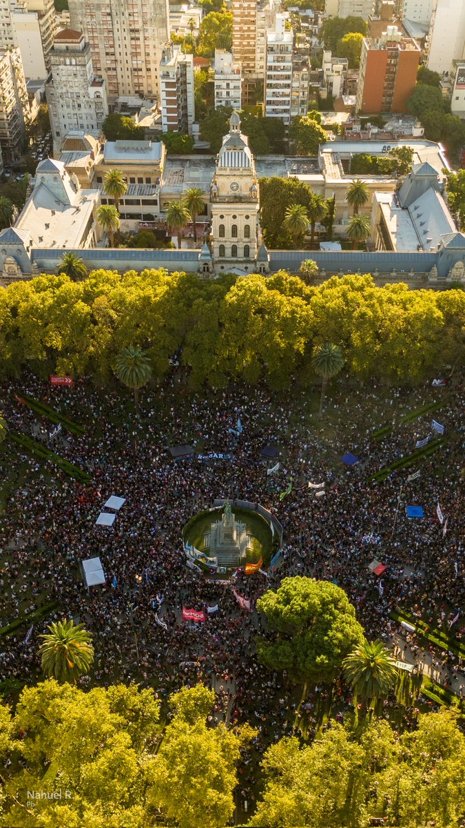 Rosariociudadok's tweet photo. Plaza San Martín 
#MarchaUniversitaria 

📸Nahuel PH https://t.co/PoiOxwa4Jw