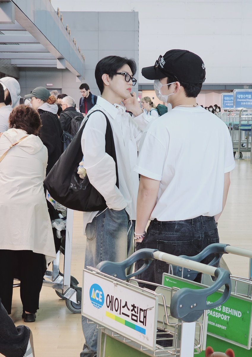 240424
ICN 출국 Preview
 
에이스침대 광고 받습니다
관계자분들
에이스한테 연락주세요

#DONGHUN #LEEDONGHUN #에이스  #Ace #동훈 #이동훈 #ドンフン #에이스마이걸 #MyGirl 
@official_ACE7