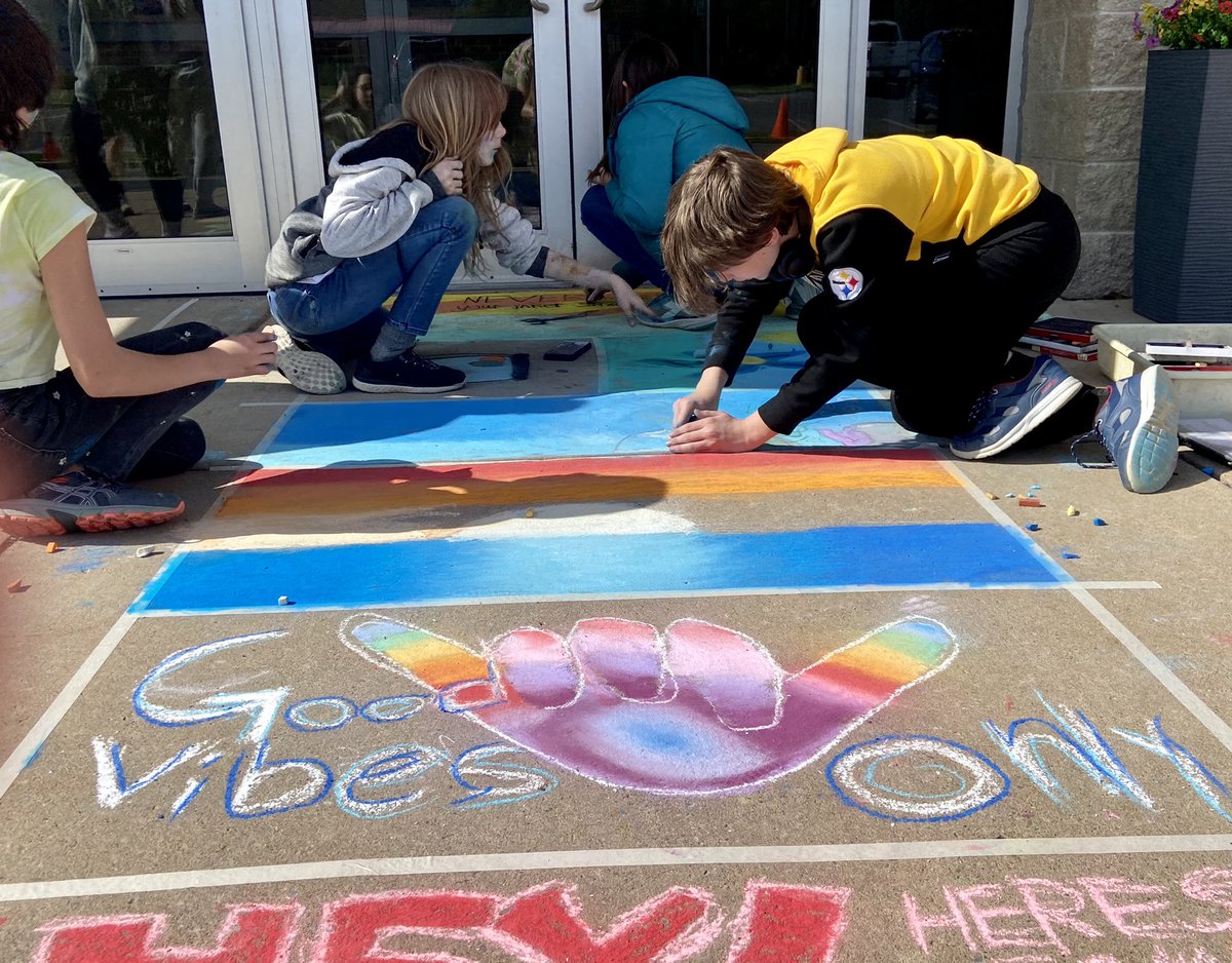 NATarteducator's tweet photo. From galaxies to sunsets our amazing Art Club created beautiful chalk art to brighten up our school during testing week. Let’s spread good vibes and ace those exams! #ChalkArt #Positivity #TestingWeek #bamsartroom https://t.co/O1uejEvOuK