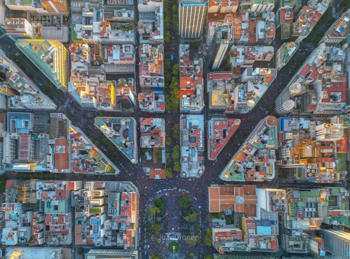 alejandrocsome's tweet photo. Planta, axonometrica, vista con un punto de fuga y perspectiva a vuelo de pájaro de una marcha histórica, masiva, nacional, heterogénea y pivotante. Casi un exorcismo.

Ninguna dirigencia está a la altura. Las base si. https://t.co/ofWMespxtq