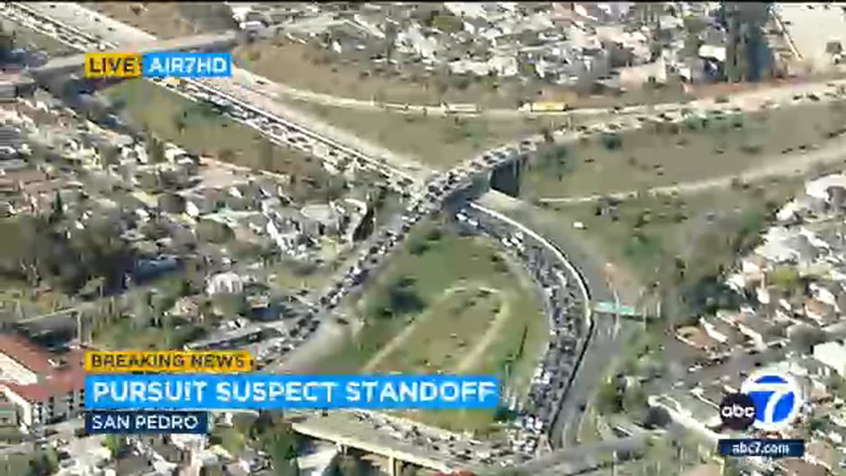 TRAFFIC ALERT: 110 freeway backing up in San Pedro as LAPD negotiates with suspect in stolen vehicle on Gaffey Street at end of chase abc7.com/traffic/