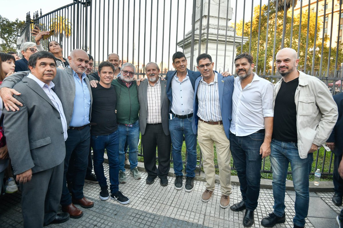 La #MarchaUniversitaria de hoy es la voz de un pueblo entero que sabe que la universidad pública, gratuita y de calidad es el mejor camino para progresar y acceder a una vida mejor. Estamos del lado del pueblo, defendiendo su derecho a que no le roben el futuro.