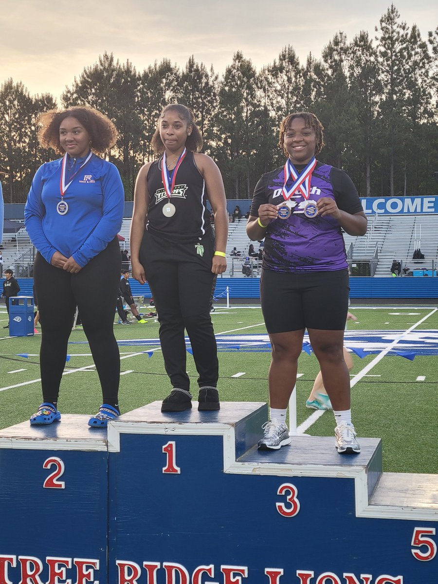 Great job by Krysta Robinson today, placing 3rd in both the shot put and discus! She'll be competing in both events at Sectionals! #FeedTheCats @duluth_wildcats