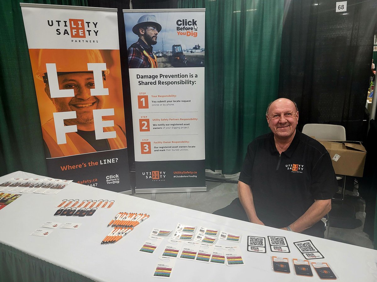 Great crowd to share key safety messages for upcoming spring projects at the Lacombe Trade Show this past weekend @LacombeChamber.
Remember 
#ClickBeforeYouDig
#WheresTheLine
#DigSafe
#SafetyFirst