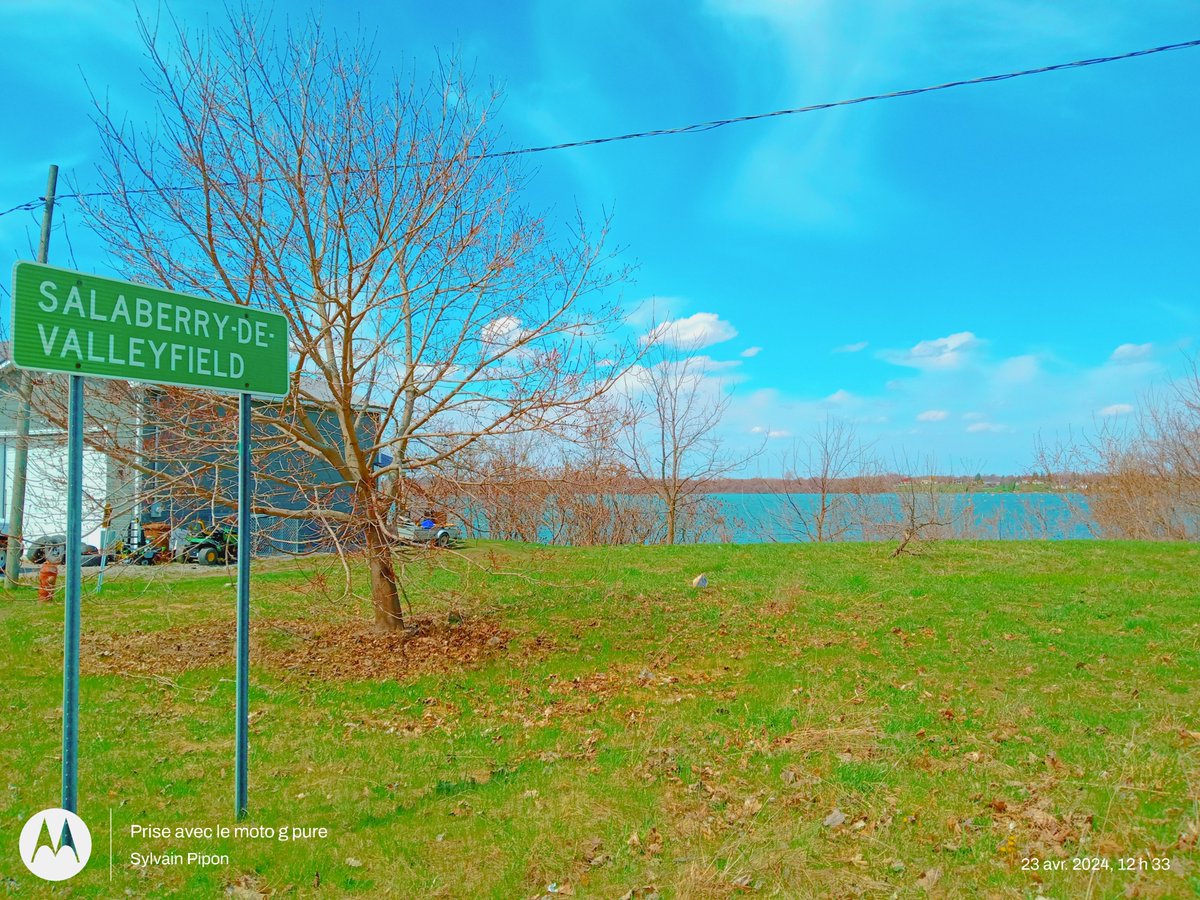 Today, in bike🚲ride (joke: Scooter🛵...) First picture next to Montreal: name it....! #tourism #TourAuto #SCOOP #tripadvisor #GPSアート #Visit #jawamobylettes #velocityseries #velosolex #westernromance #WestTripura #westtexas #highway #interstates #Quebec