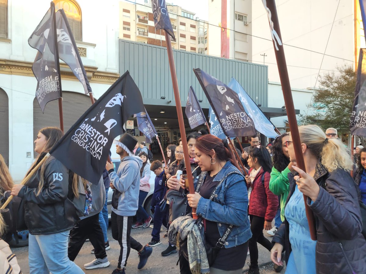 Una sociedad sin educación está condenada al hambre, la desigualdad y la miseria. 

Acompañamos a docentes y estudiantes en defensa de la educación pública.  

#MarchaUniversitaria

<a href="/danidl_santos/">Daniel de los Santos</a>
<a href="/PabloObeid/">Pablo Obeid</a>
<a href="/FerRaverta/">Fernanda Raverta</a>