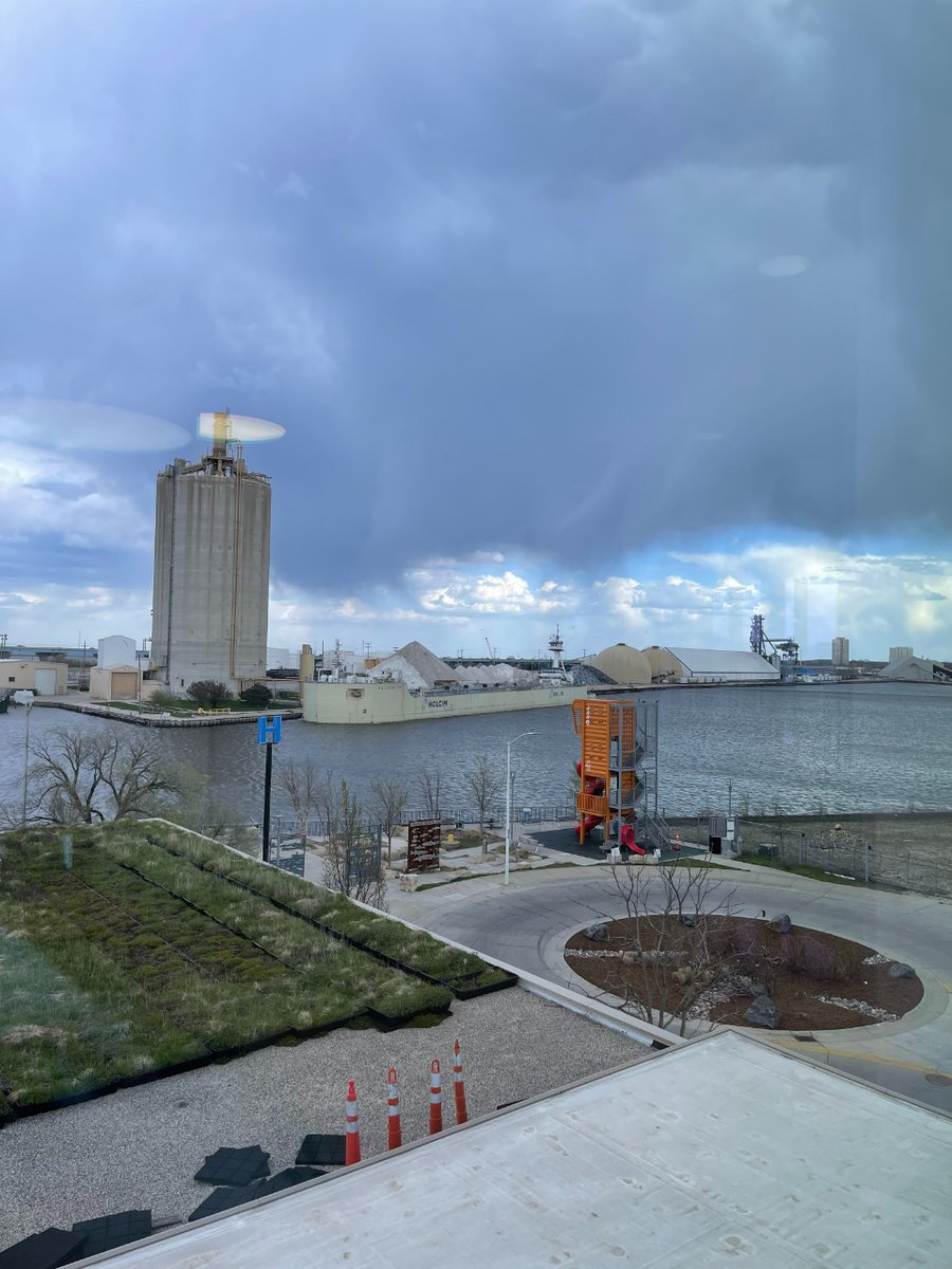 InnovativeWx's tweet photo. 04/23 7:10pm- This afternoon, virga painted captivating scenes in the sky, as dry air caused most of the raindrops to evaporate before touching the ground. Tonight, expect temperatures to cool rapidly, leaving us in the 30s by morning. https://t.co/qK57sOuOgd