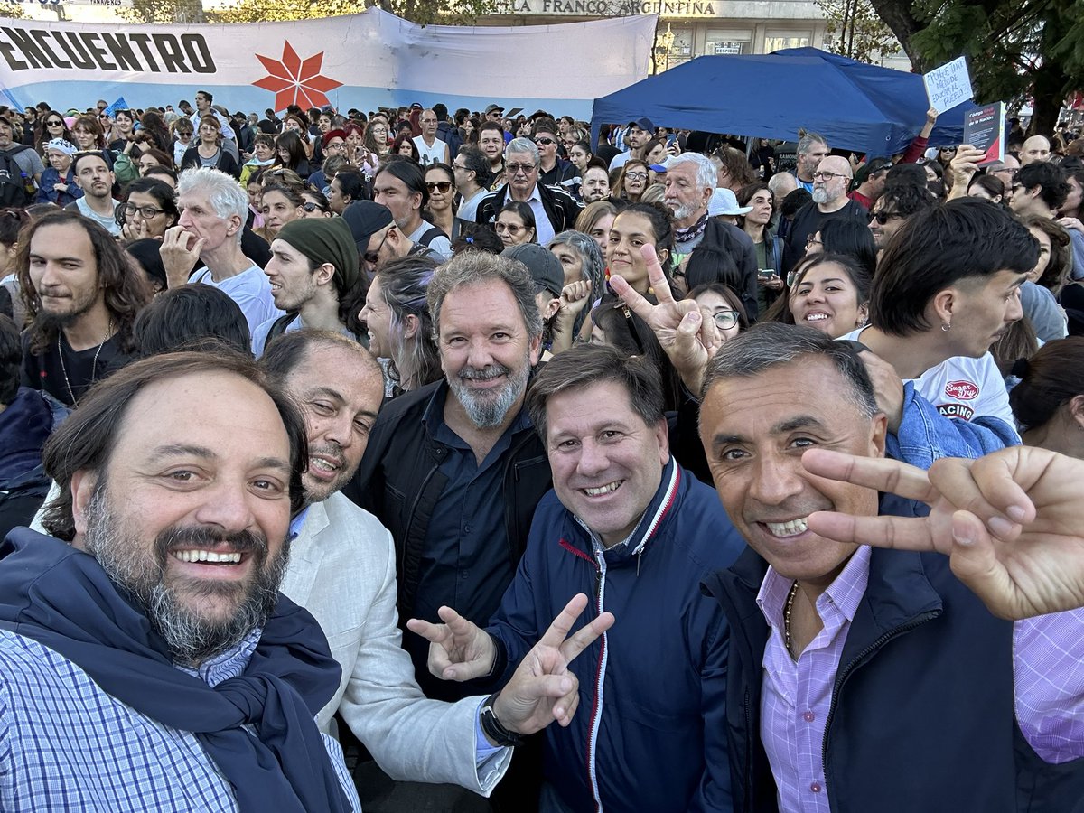martinnferre's tweet photo. En la marcha en defensa de la Universidad Pública y gratuita, con amigos y familiares @eraparicio @MarceloCostaMza 
#UniversidadesPublicas https://t.co/5P7PJmkzxO