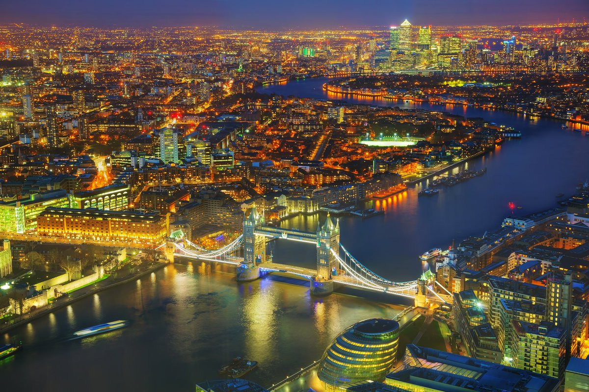 Stop for a moment to admire the magnificent aerial night view of London, England.  With its famous monuments and lively atmosphere, this city is a must-see destination. Let me show you the best of London, day and night! #yourpremiertravels #travelphotography #wanderlust