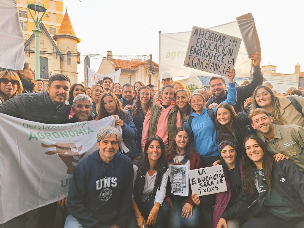 veritopini's tweet photo. Alumnos, docentes y no docentes del Dpto de Agronomia de la UNS todos unidos marchando por la educación pública #orgullouns @UNS_oficial https://t.co/ZffUdO57L6