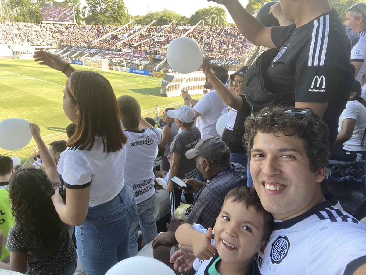 ferboy_py's tweet photo. @elClubOlimpia El clásico del 2020 fue el primero al que pude llevar a mi primer hijo "una tarde mi viejo me llevó"  ! Alentamos los 90 minutos, Adebayor en cancha !  uno de tantos hermosos recuerdos en la cuna de la Gloria 🏆🏆🏆 https://t.co/6WhfTwaLfZ