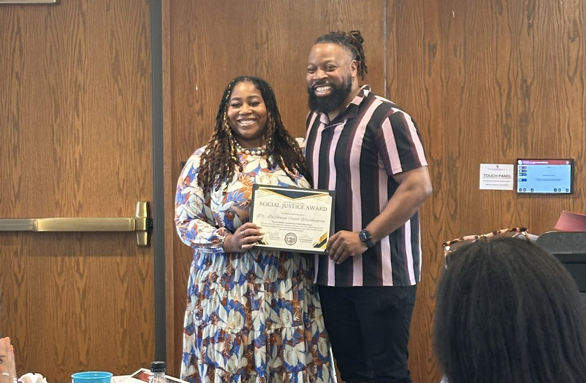ShawnTheScholar's tweet image. Omg! Today I received the inaugural Faculty Research Commitment to Social Justice Award from Women &amp;amp; Gender Studies @ouWGS &amp;amp; Center for Social Justice 🥹! I am overjoyed &amp;amp; honored to have been nominated, selected, &amp;amp; recognized across OU’s campus for my equity-based research. 🏆🙏🏾