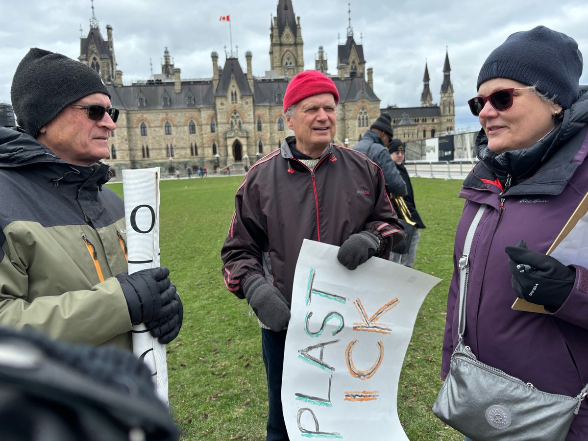 (1/2) #EarthDay with our <a href="/SierraClubQC/">Sierra Club Québec</a> &amp; <a href="/SierraClubON/">Sierra Club Ontario</a>  chapters! Second photo: Sierra Club Québec Director, Shirley Barnea, addresses the crowd at #EarthDay2024 in #Montréal last Sunday.