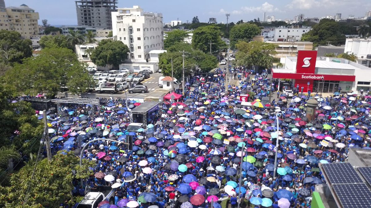 <a href="/pEduardoHidalgo/">Prof.Eduardo Hidalgo</a> Represión e incumplimiento de los acuerdos firmados con el magisterio, expresó Hidalgo en el discurso central en la concentración frente al Minerd.
2/2
