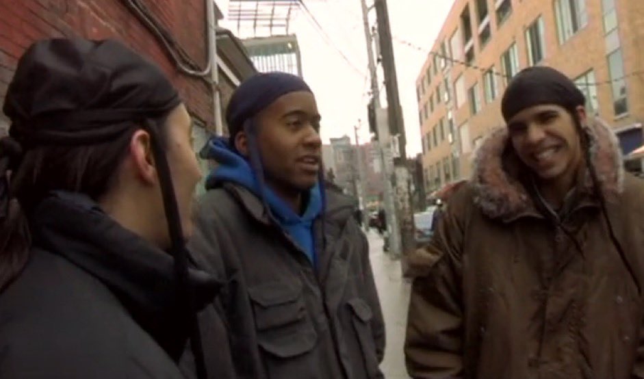 @kanyewest Prior to making music & being on Degrassi, Drake’s first ever role was in a short film called “Jew Jube Lives'

A mockumentary about a fictional Jewish rapper called 'Jew Jube' in Toronto

It pokes fun at rappers referring to them as “hoodlums”

Drake stars as ‘Doo-rag guy’