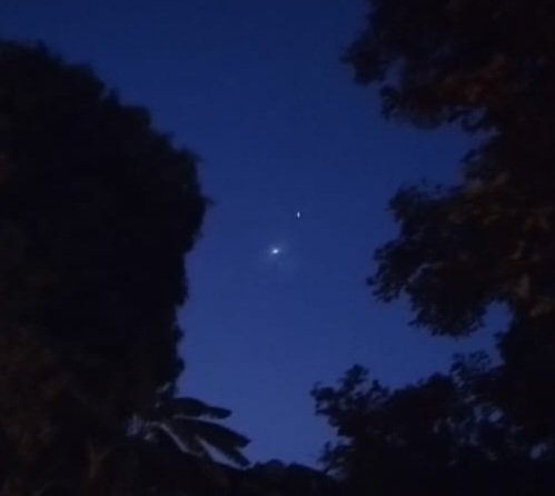 q clase de objeto es esta vaina q sobre-voló x mi casa en penonomé. una luz era redonda y otra era alargada, no emitía sonido alguno, siempre mantuvieron la velocidad y distancia constante entre ellos. ovni, fani?