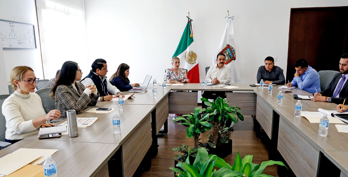 🙌🏻 ¡Estamos haciendo equipo en favor de la niñez mexiquense! 🧑🏻⚕️👧🏻 Autoridades de la @SeducEdoMex, @SaludEdomex, @Issemym e #ISEM sostuvieron una reunión para establecer estrategias que cuiden la salud de la comunidad educativa. 📚🏫 #EducarEsPrevenir