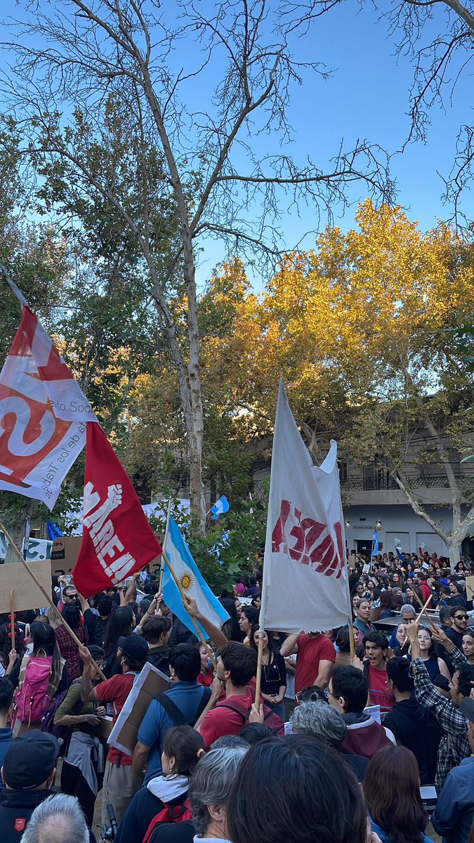 umbretuitz's tweet photo. Con la ENERC Cuyo marchamos en defensa de la educación pública, gratuita, federal y de calidad! No al desfinanciamento de las Universidades Nacionales! No al desguace del INCAA! https://t.co/sNOOlrhxPp