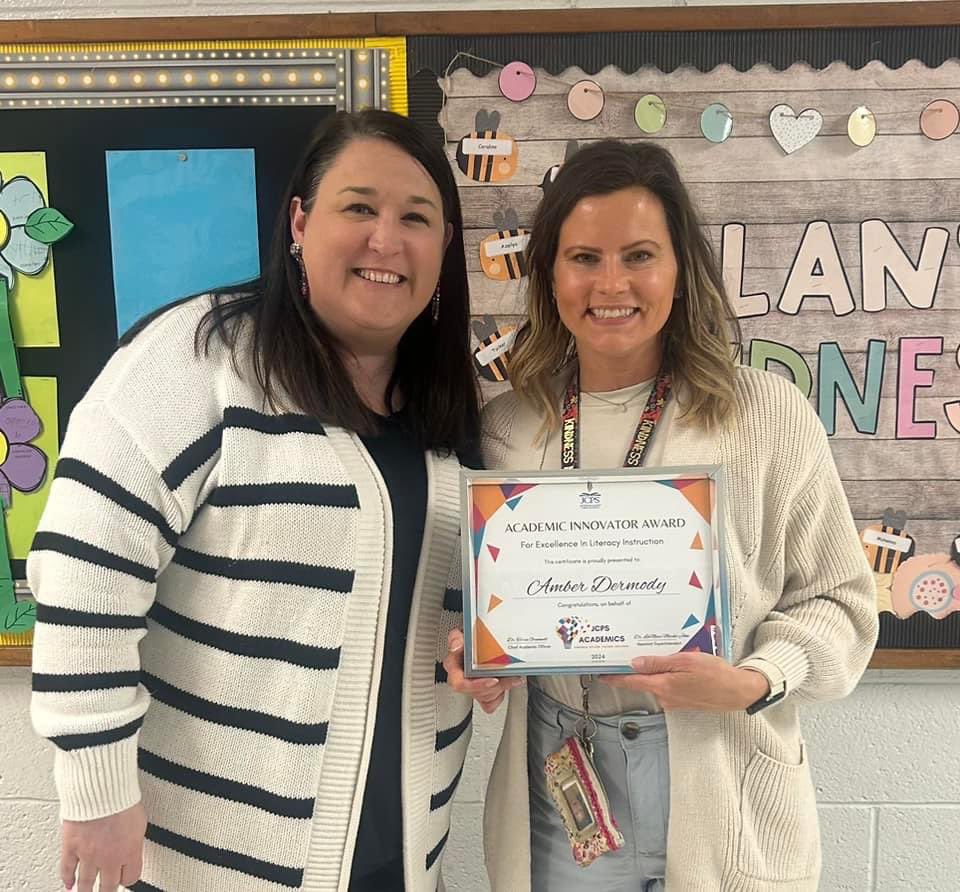 Congratulations to Amber Dermody, @MedoraElem AIC, for being selected as an Academic Innovator for her excellence in literacy instruction, equitable pedagogy, and leadership. 🎉🎩❤️💪🏽#leadtheway #JCPS @JCPSAsstSuptES @JCPS_CAO