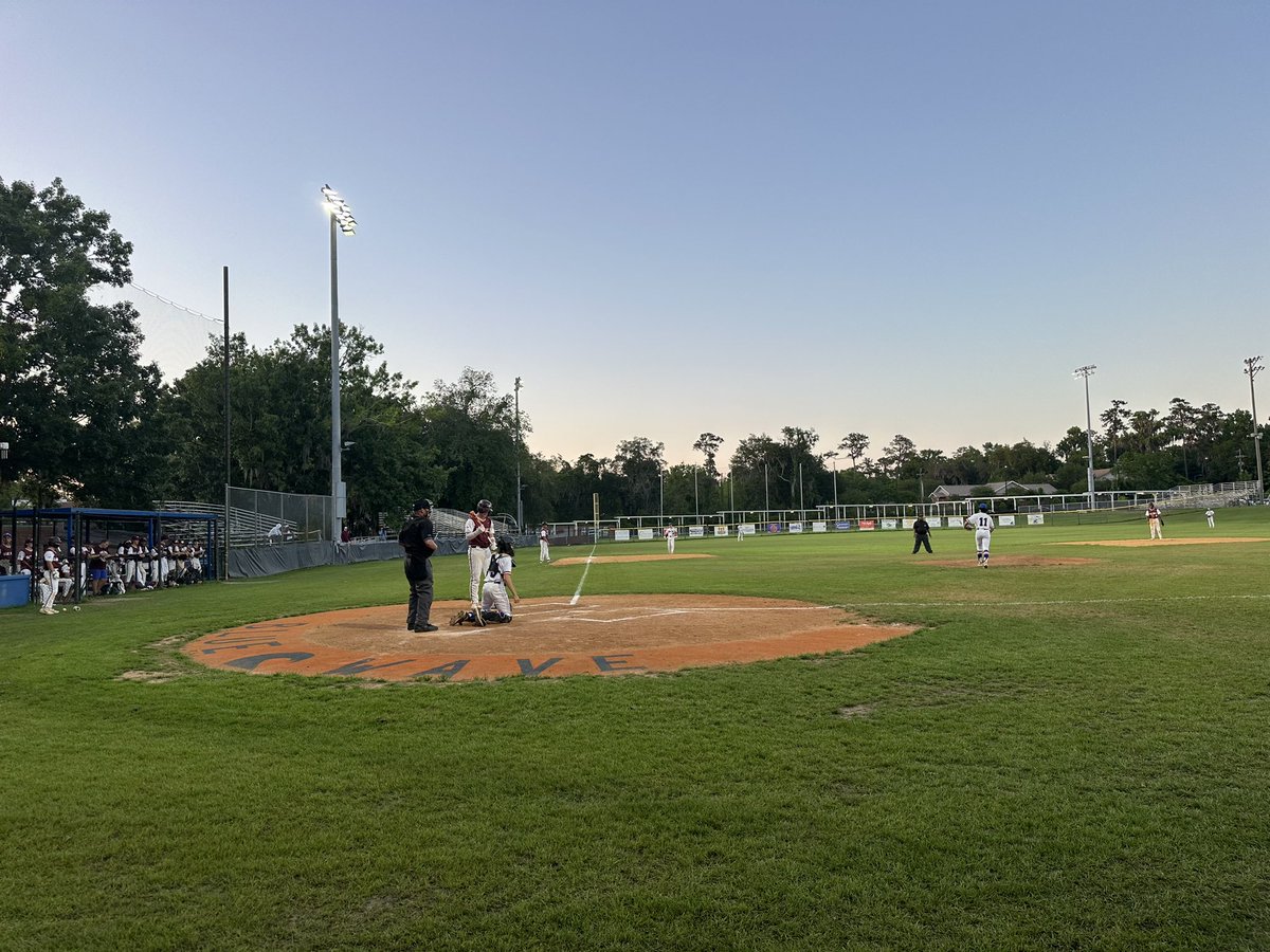 clairedean31's tweet photo. The Eagles continue to beat the Blue Wave 2-0 at the end of the 5th. The Eagles haven’t allowed a single player on first base all game. #oakhalleagles #oakhallathletics #oakhallbaseball https://t.co/MIyrP4hfDV