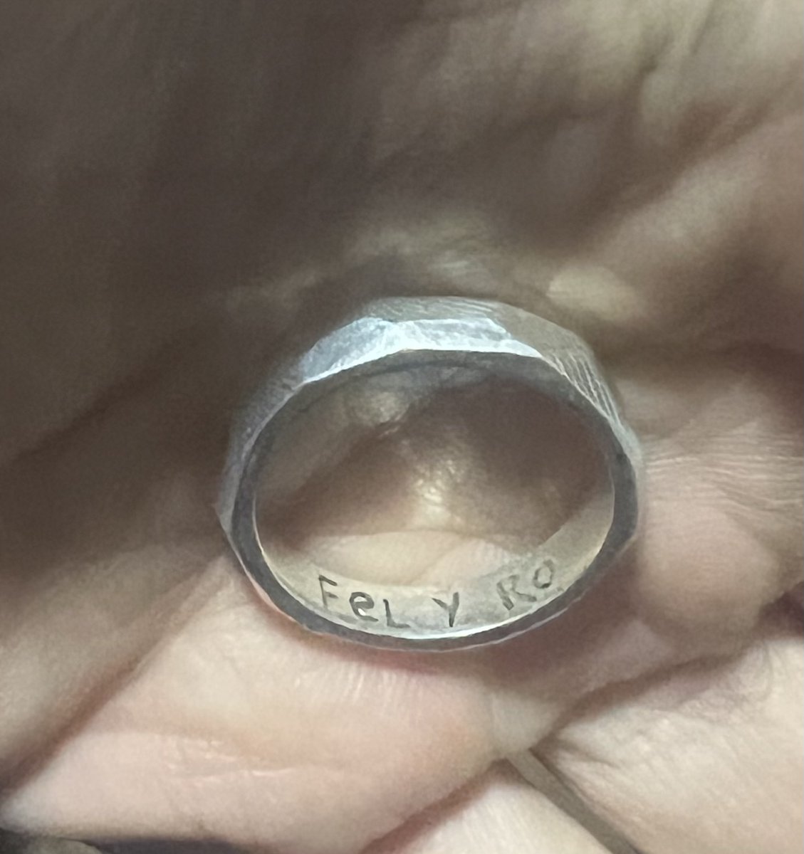 gimeborgess's tweet photo. Confío en Twitter y les pido q me ayuden compartiendo, quien sabe llegamos al dueño.Encontré este anillo en Bariloche, haciendo el trekking a Laguna Ilon.Mi idea era dejarlo en algún restaurante y publicarlo, pero pensé q lo había perdido y ahora desarmando la valija lo encontré https://t.co/4fNo4XsS0d