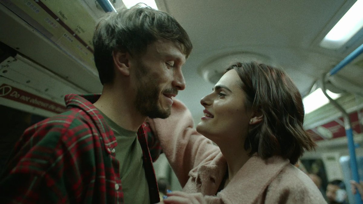 Baswa_'s tweet photo. J’ai vu la mini série “MON PETIT RENNE” 

C’est que fou que ce soit une histoire vraie et que l’acteur principal est aussi en réalité celui qui a vécu tout ce que la série raconte. L’actrice qui joue Martha livre une performance tellement convaincante qu’elle me faisait peur mdrr. Dès que tu commences la série t’as plus envie de t’arrêter, c’est trop captivant 

Y’a des scènes qui te mettent mal à l’aise mais en même temps t’as pas envie de cligner des yeux et manquer une seule seconde