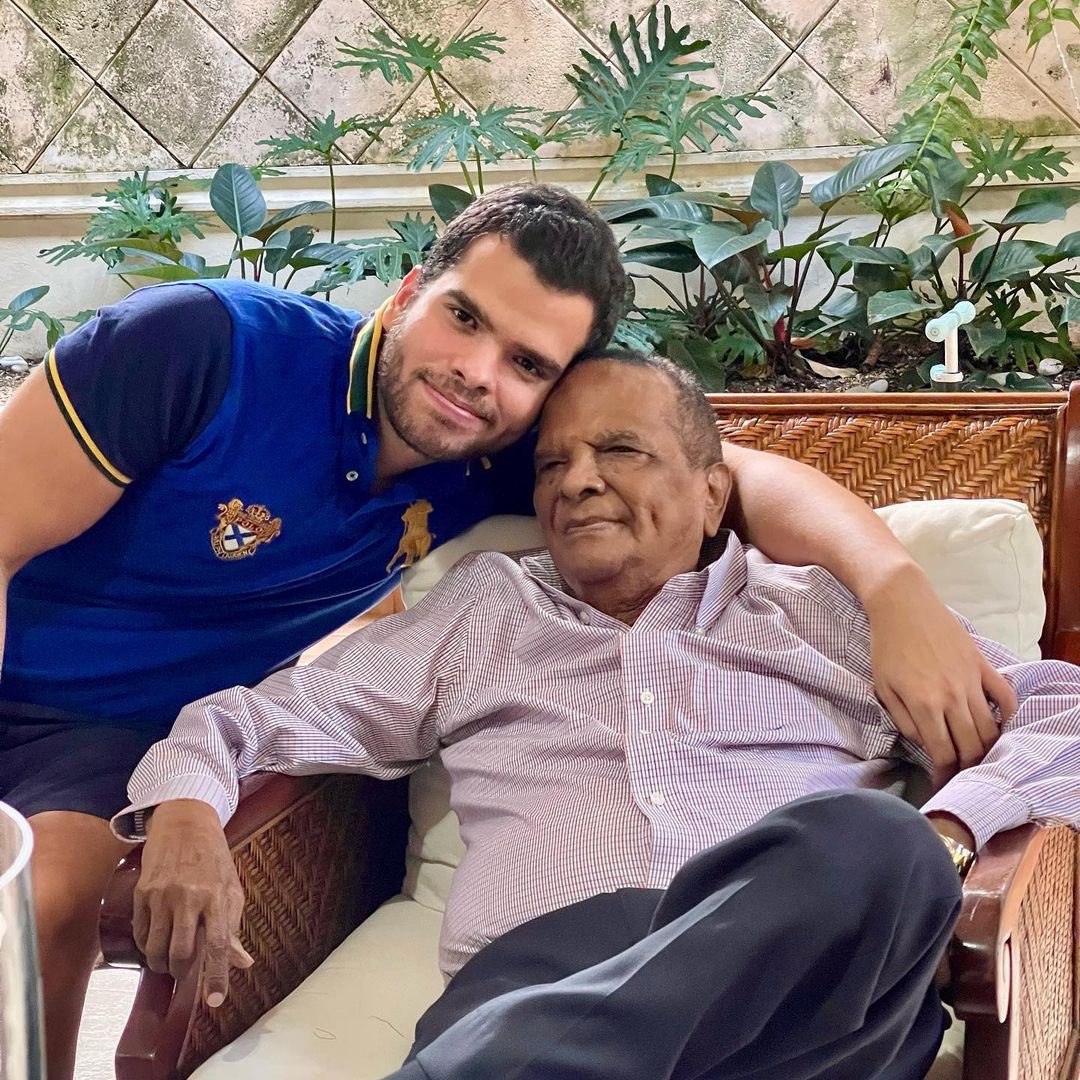 Desde lo más profundo de mi ser, quiero expresar el inmenso orgullo que siento al contemplar la trayectoria política y el servicio ininterrumpido e intachable de mi amado padre, Vicente Sánchez Baret.

Hoy, al escuchar su nombre resonar en la Cámara de Diputados, mi corazón se