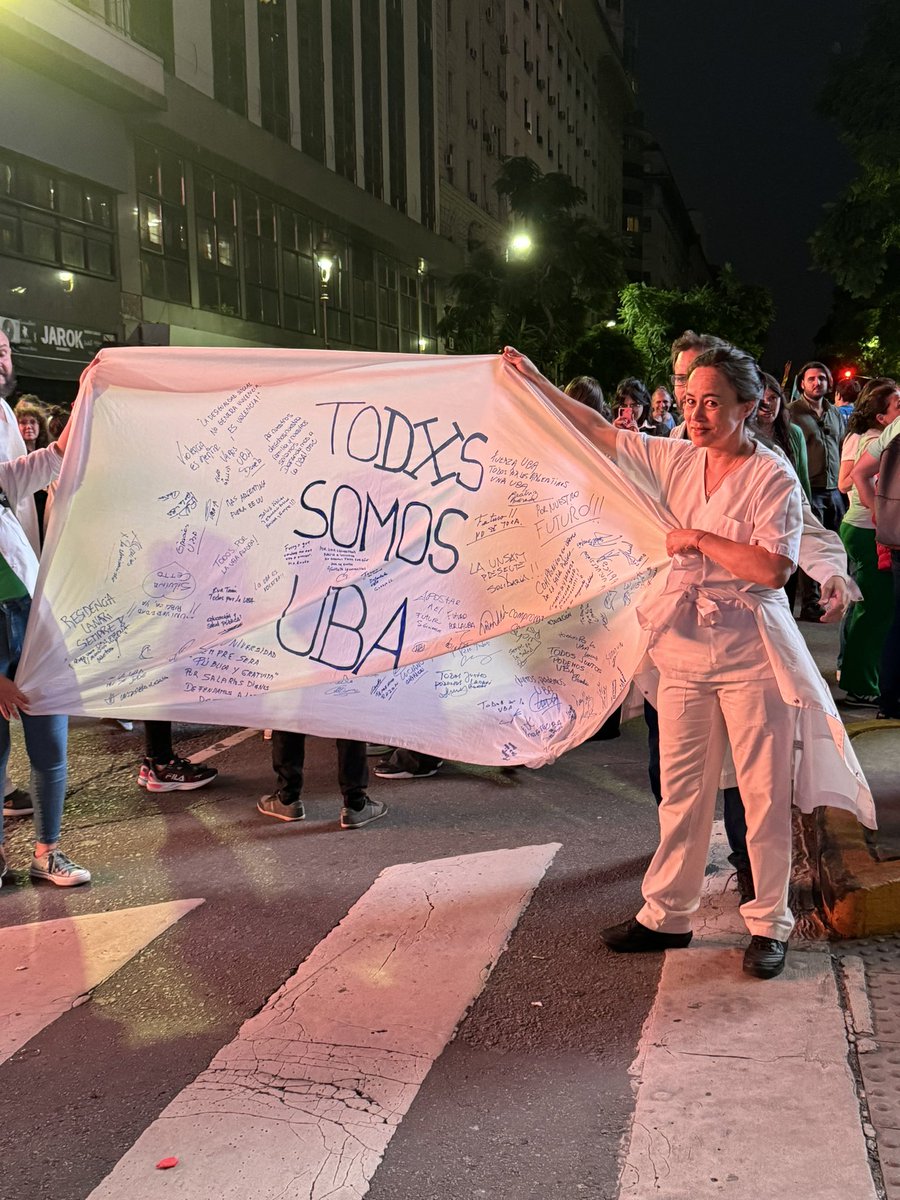 mdediago's tweet photo. Vengo de una de las marchas mas impresionantes que vi. Salvo por las banderas, no se distinguían K de no K, estudiantes de privadas y de públicas. Miles de profesionales que nunca habían pisado la plaza marchando en defensa de la educación. #EducacionPublica #MarchaUniversitaria https://t.co/JnVbbxay2R