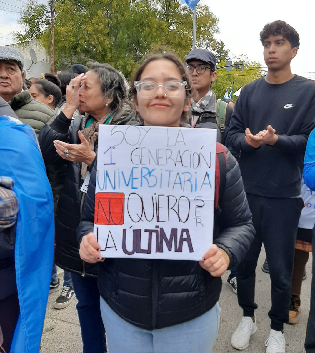 solgvaulet's tweet photo. #Hoy en Viedma, Río Negro. #MarchaFederalUniversitaria 
Primera generación universitaria. Esta es una de las tantas caras del #federalismo. 
La educación pública se defiende. 
En Río Negro, SI LA VEMOS. https://t.co/cp6SnsuLKf