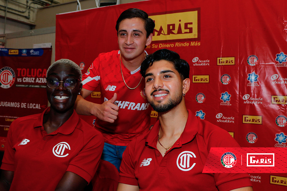 TolucaFC's tweet photo. ✍🏼👹| Grata convivencia con nuestros amigos de #GarisMetepec.

Diana Guatemala, Michaela Abam, Jesús Piñuelas y Mauricio Isais, tuvieron una divertida convivencia con nuestra afición.

¡Gracias, @SCGaris! 🤩

#NuestroViaje | #TuMismaSangre https://t.co/ljb5E5qCqe