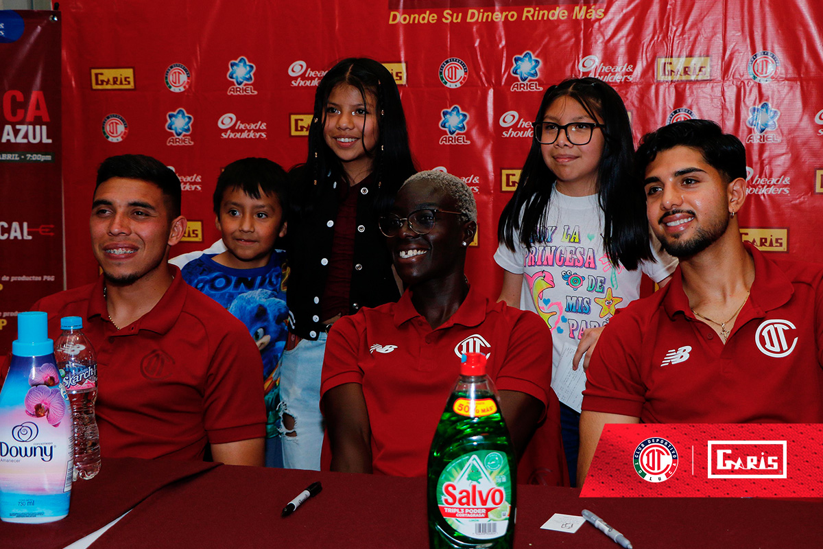 TolucaFC's tweet photo. ✍🏼👹| Grata convivencia con nuestros amigos de #GarisMetepec.

Diana Guatemala, Michaela Abam, Jesús Piñuelas y Mauricio Isais, tuvieron una divertida convivencia con nuestra afición.

¡Gracias, @SCGaris! 🤩

#NuestroViaje | #TuMismaSangre https://t.co/ljb5E5qCqe