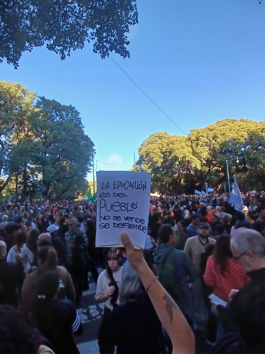 SERGIONTIVERO's tweet photo. Marchamos por una Universidad pública, laica y gratuita. https://t.co/ChuHlxKqLo