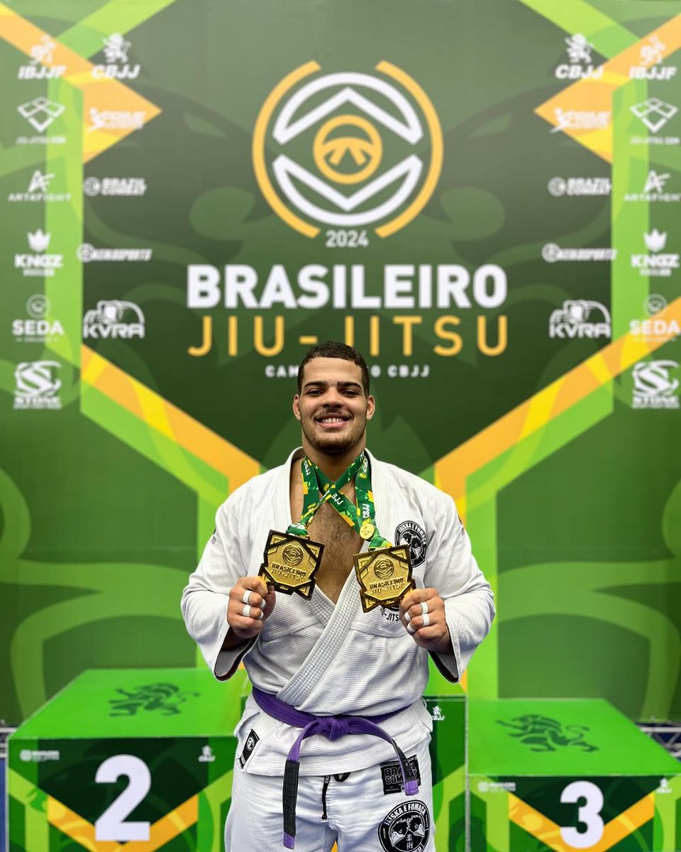 TATAMEMAGAZINE's tweet photo. Brasileiro de Jiu-Jitsu 2024: Adrian Roberto conquista o ouro duplo na faixa-roxa; resultados

#Brasileiro #CBJJ #JiuJitsu 

https://t.co/5tGqsa87MW https://t.co/2pyK1F2FOK